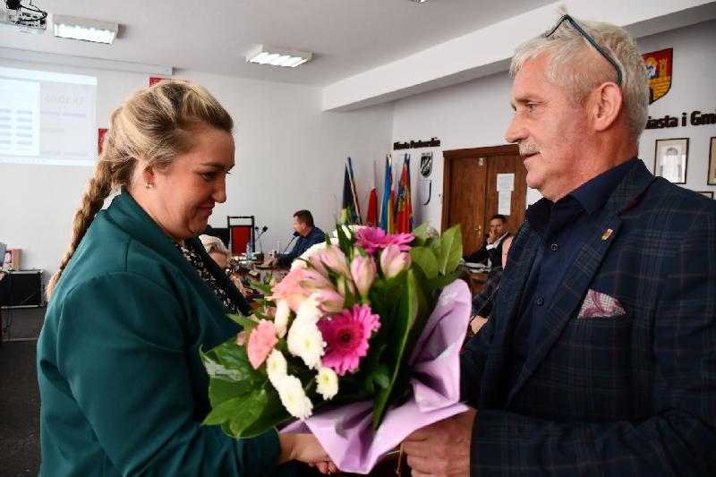 Burmistrz Miasta i Gminy Frombork wręcza kwiaty nowej Sołtys